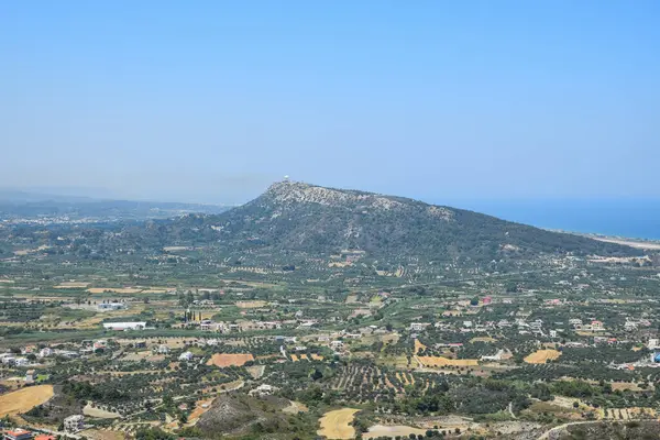 Güneşli açık bir yaz gününde panorama manzarası. Rodos Adasının Panoraması.