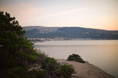 Denizin üzerinde gün doğumu, bulutsuz açık gökyüzü. Altın saat.