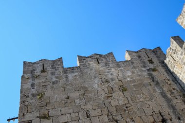 Rodos adasındaki antik bir kale. Savaştan kalma güzel bir kale kulesi.