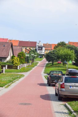 Şehrin ortasında bir yol var. Yaya bölgesi