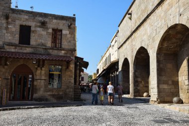 Kilise kulesi olan Hırvat kasabası. Kasabada güzel bir gün batımı.