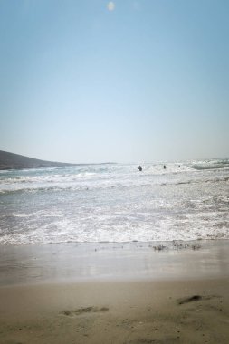 Güneşli açık bir yaz gününde deniz manzarası. Rodos Adasının Panoraması.