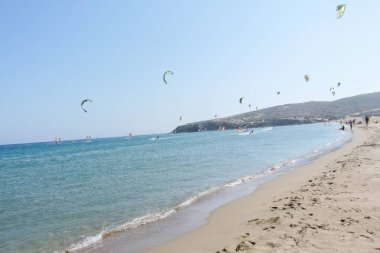 Güneşli açık bir yaz gününde deniz manzarası. Rodos Adasının Panoraması.