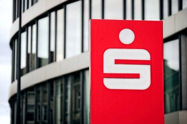 Neu-Ulm, Bavyera, Almanya - Kasım, 03, 2022: Alman Tasarruf Bankası Logosu ile imzala - Sparkasse - Finans Grubu.