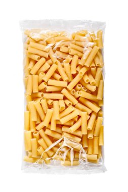  Beyaz arkaplanda izole edilmiş plastik pakette makarna.