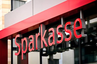 Neu-Ulm, Bavyera, Almanya - Kasım, 03, 2022: Bir Alman Tasarruf Bankası olan Sparkasse ile imzala.