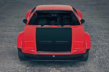 Neu-Ulm, Almanya - 23 Ekim 2022: De Tomaso Pantera klasik spor araba. Yükseltilmiş ön görünüm.