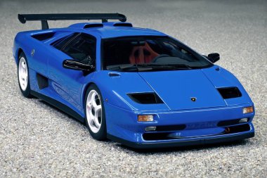 Neu-Ulm, Almanya - Aralık, 07, 2022: Lamborghini Diablo SV-R spor yara izi. Belirsiz ön görünüm.