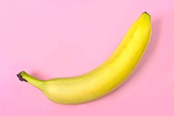 Banan Jasnoróżowym Tle — Zdjęcie stockowe