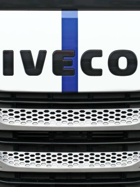 Ulm, baden-wuerttemberg, Almanya - 11 Şubat 2023: Iveco kamyonuna yaklaş.