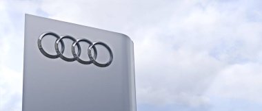 Ulm, baden-wuerttemberg, Almanya - 27 Mart 2023: Audi Galerisi Bulutlu Gökyüzüne Karşı. Panoamik resim kopyalama alanı ile.