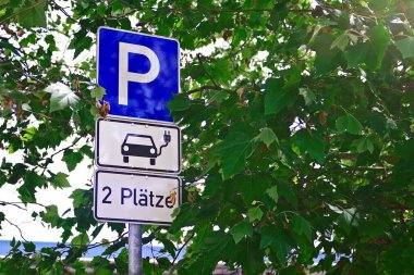 2 elektrikli aracın park yeri.