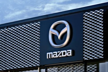 Neu-Ulm, Bavyera, Almanya - 14 Haziran 2023: Mazda Araba Galerisi Bulutlu Gökyüzüne Karşı.