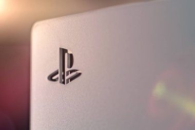 Neu-Ulm, Bavyera, Almanya - Haziran, 14, 2023: Video oyun konsolu PlayStation 5 'e yakın çekim.