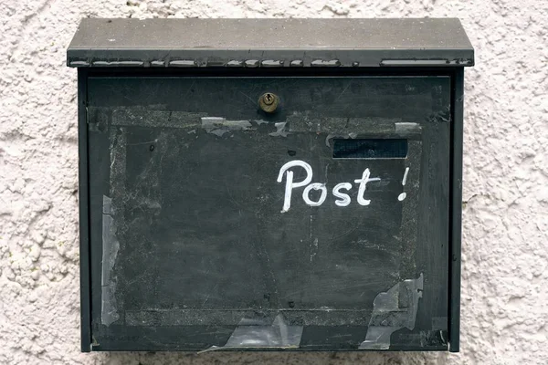 Παλιά Γραμματοκιβώτιο Στον Τοίχο Επιγραφή Post — Φωτογραφία Αρχείου