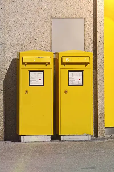 Дві Німецькі Жовті Поштові Скриньки Поруч — стокове фото
