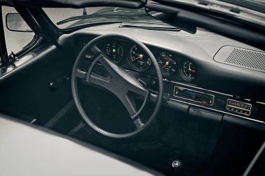 Neu-Ulm, Almanya - Şubat, 05, 2023: 1970 Porsche 911 spor arabası. Yüksek açı görünümü.