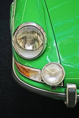 Neu-Ulm, Almanya - Şubat 05, 2023: Yeşil Porsche 911T Coupe 'ye yakın plan.