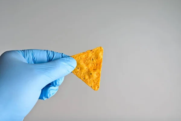 Guante Mano Sosteniendo Chip Tortilla Caliente Para Desafío Chip Caliente Fotos de stock