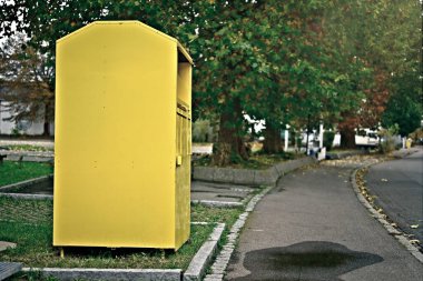 Sarı Giyim Toplama Kutusu. Kullanılan giysileri depolamak için konteyner.
