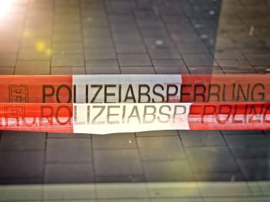 Neu-Ulm, Almanya - Ocak 04, 2023: Almanya 'daki bir polis operasyonu sırasında bariyer bandı 