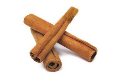 Beyaz arkaplanda izole edilmiş mis kokulu tarçın çubukları.