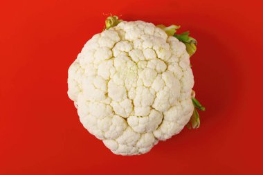 Karnabahar kırmızı arkaplanda izole edildi.