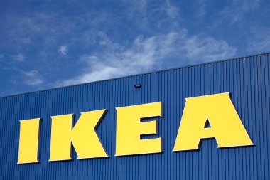 Ulm, Almanya - 16 Aralık 2023: IKEA mağazasının Bulutlu Gökyüzüne karşı dış görünümü.