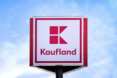  Ulm, Almanya - 16 Aralık 2023: Gökyüzüne karşı Kaufland logosu.