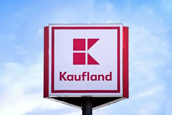 Ulm Alemania Diciembre 2023 Logo Kaufland Contra Cielo Imágenes de stock libres de derechos