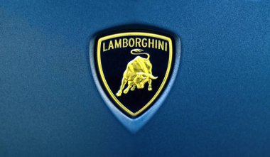 Neu-Ulm, Almanya - 24 Ocak 2024: Mavi bir spor arabanın üzerindeki Lamborghini amblemi. Panoramik resim.