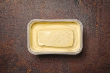  Masadaki margarin kutusunu açtım. Yukarıdan çok iyi görünüyor..