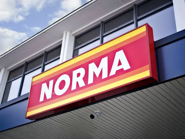 Ulm, Almanya - 23 Nisan 2024: Alman Norma süpermarketinin cephesi. NORMA, merkezi Almanya 'nın Nuernberg şehrinde bulunan indirimli bir süpermarket zinciri...