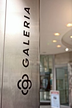 Ulm, Almanya - 23 Nisan 2024: Galeria Kaufhof mağaza zincirinin logosu.