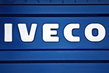 Ulm, baden-wuerttemberg, Almanya - 11 Şubat, 2023: Iveco kamyon logosu. Yatay resim.