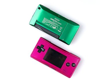 Neu-Ulm, Almanya - Mayıs, 07, 2024: Nintendo Game Boy Micro el bilgisayarı oyun konsolu tam yukarıda görüldü. Beyaz arkaplanda izole.