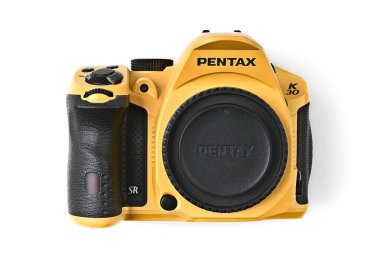 Neu-Ulm, Almanya - 11 Mayıs 2024: Sarı Pentax K-30 dijital SLR kamerası beyaz arkaplanda.