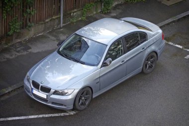  Neu-Ulm, bavyera, Almanya - 26 Haziran 2024: Motor otomobili BMW E93 serisi şehir caddesinde park halinde..