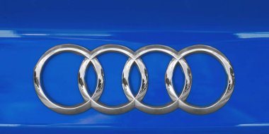 Ulm, Almanya - 17 Temmuz 2024: Parlak mavi bir araba kaputunda modern Audi logosu. Audi AG, Alman otomobil üreticisi ve Volkswagen grubunun bir parçasıdır..