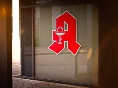 Neu-Ulm, Bavyera, Almanya - Kasım, 14, 2024: Alman Eczanesinin dışındaki Apotheke anlamına gelen Kırmızı Mektup A .