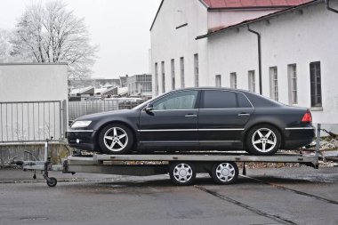 Neu-Ulm, Bavyera, Almanya - 22 Ocak 2025: Yol kenarındaki VW aracının yan görüntüsü.