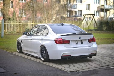 Neu-Ulm, Bavyera, Almanya - 24 Ocak 2025: BMW F30 3er Limousine. Çapraz görüntüyü arkadan al.