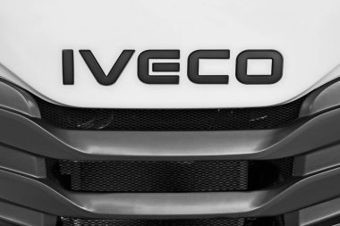 Ulm, Almanya - 14 Şubat 2025: Yeni Iveco kamyon logosunun kapanışı. Yatay resim.