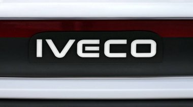 Ulm, Almanya - 14 Şubat 2025: Bir kamyondaki yeni Iveco kamyonunun logosu. Yatay resim.