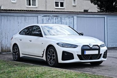 Neu-Ulm, Almanya - 28 Şubat 2025 Arka bahçeye park edilmiş BMW M4 Gran Coupe.