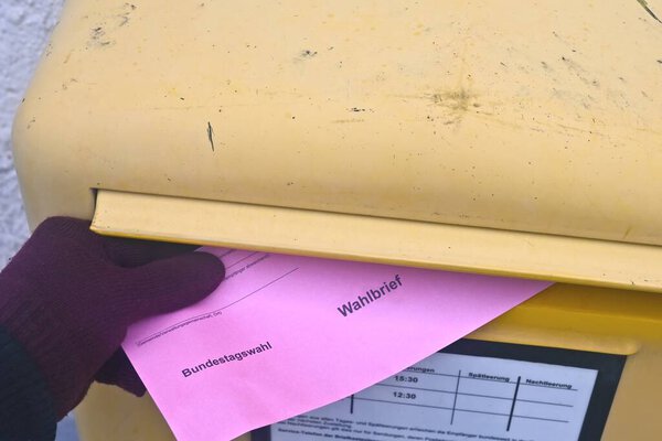 Ной-Ульм, Германия - 05 февраля 2025 года: Избирательное письмо, брошенное в почтовый ящик для федеральных выборов в Германии.