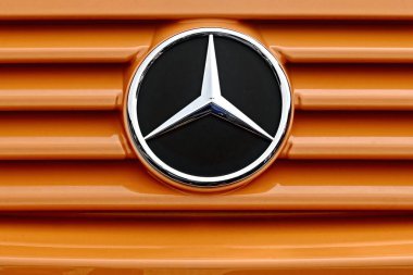 Neu-Ulm, Almanya - 30 Mart 2025: Mercedes Unimog 'un ön görüntüsü. Yatay resim.