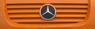 Neu-Ulm, Almanya - 30 Mart 2025: Turuncu Mercedes Unimog 'un ön görüntüsü. Panoramik resim.