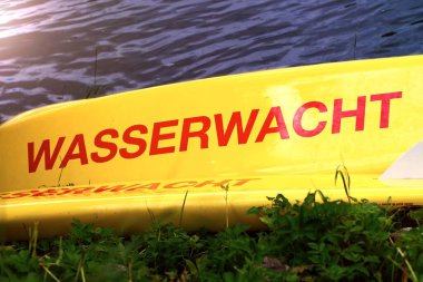 Neu-Ulm, Almanya - 19 Nisan 2025: Alman cankurtaran botu Wasserwacht