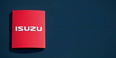 Neu-Ulm, Almanya - 1 Mayıs 2025 ISUZU Açık Hava Tabelası. Panoramik resim.